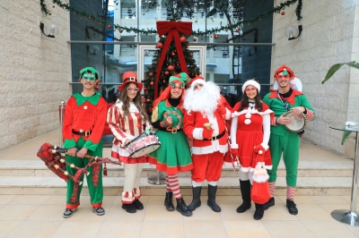 جامعة الشرق الأوسط تحتفي بإضاءة شجرة الميلاد