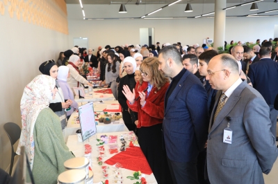 جامعة الشرق الأوسط تحتفي بإضاءة شجرة الميلاد