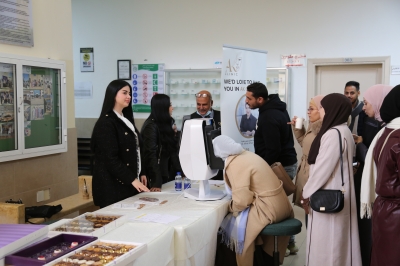 كلية الصيدلة في جامعة الزيتونة الأردنية تنظم بوثًا توعويًا صحيًا بالتعاون مع AK Clinic