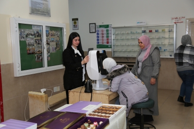 كلية الصيدلة في جامعة الزيتونة الأردنية تنظم بوثًا توعويًا صحيًا بالتعاون مع AK Clinic
