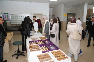 كلية الصيدلة في جامعة الزيتونة الأردنية تنظم بوثًا توعويًا صحيًا بالتعاون مع AK Clinic