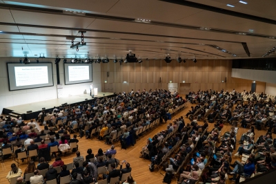 تكنولوجيا المعلومات في (عمان العربية) تشارك في أعمال المؤتمر العلمي الدولي IEEE VIS 2025  في النمسا