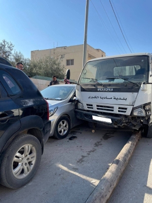 تدهور ضاغطة نفايات يتسبب بأضرار مادية في مادبا - صور