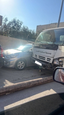 تدهور ضاغطة نفايات يتسبب بأضرار مادية في مادبا - صور