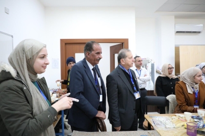 قسم هندسة العمارة في (عمان العربية) ينظم ورشة عمل إبداعية في التشكيل بالصلصال