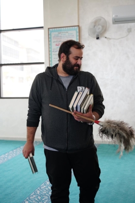 كلية الآداب والعلوم في جامعة عمان العربية تنظم مبادرة تطوعية لتنظيف مسجد الجامعة