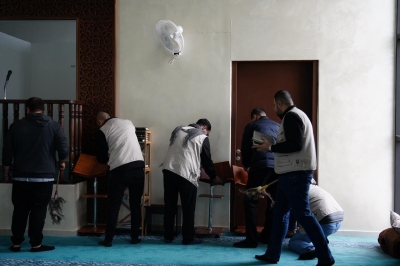 كلية الآداب والعلوم في جامعة عمان العربية تنظم مبادرة تطوعية لتنظيف مسجد الجامعة