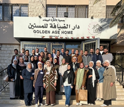 كلية الصيدلة في جامعة الزيتونة الأردنية تنظّم زيارة إنسانية إلى دار الضيافة للمسنين