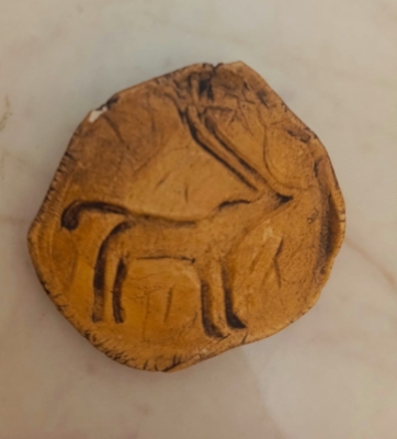 ضمرة تُبدع في تحويل الطين إلى قطع فنية نابضة بالحياة وتقول اني بميراث قومي فخور