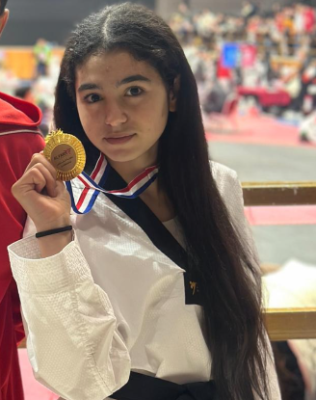 اللاعبتان جنى ونور الشخانبة تتوجان بذهبية بطولة الفرسان الدولية