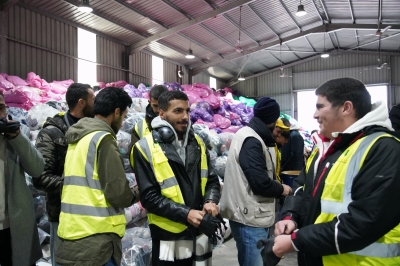 جامعة عمان العربية تنظم زيارة ميدانية إلى بنك الملابس لتعزيز العمل التطوعي