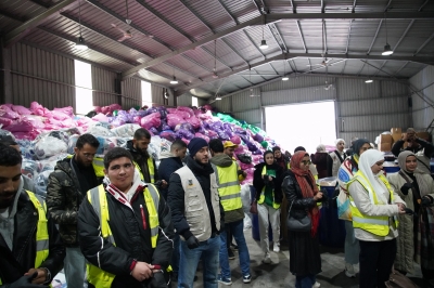 جامعة عمان العربية تنظم زيارة ميدانية إلى بنك الملابس لتعزيز العمل التطوعي