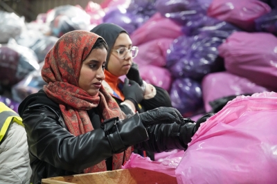 جامعة عمان العربية تنظم زيارة ميدانية إلى بنك الملابس لتعزيز العمل التطوعي