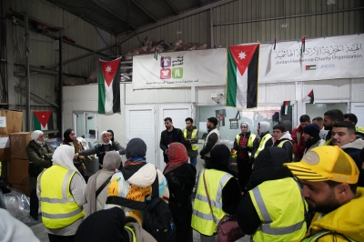 جامعة عمان العربية تنظم زيارة ميدانية إلى بنك الملابس لتعزيز العمل التطوعي