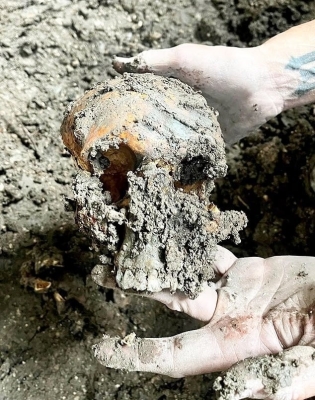 منزل الأحلام أم بيت الأموات.. زوجان يبنيان مسكنهما فوق مقبرة جماعية تضم 83 هيكلاً