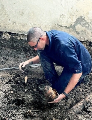 منزل الأحلام أم بيت الأموات.. زوجان يبنيان مسكنهما فوق مقبرة جماعية تضم 83 هيكلاً