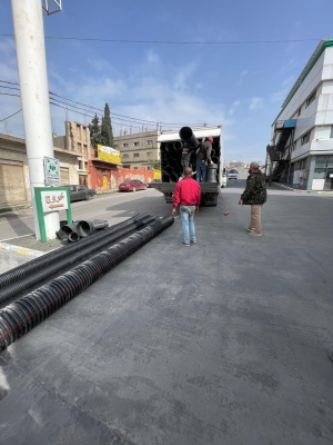 مياه اليرموك تستبدل خط صرف صحي تسبب بفيضان المياه العادمة باربد