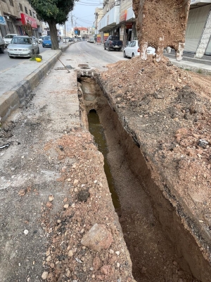 مياه اليرموك تستبدل خط صرف صحي تسبب بفيضان المياه العادمة باربد