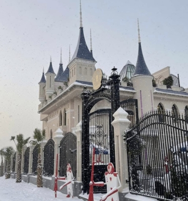 ثلوج نادرة تغطي شوارع طرابلس وتحول العاصمة الليبية إلى لوحة شتوية