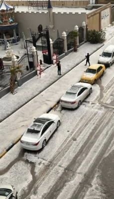 ثلوج نادرة تغطي شوارع طرابلس وتحول العاصمة الليبية إلى لوحة شتوية