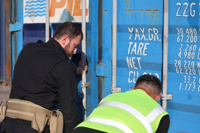 (محاولة تهريب معقّدة لإحدى دول الجوار).. الأمن السوري يضبط شحنة ضخمة من مادة الكوكايين السائلة المخدِّرة - صور