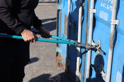 (محاولة تهريب معقّدة لإحدى دول الجوار).. الأمن السوري يضبط شحنة ضخمة من مادة الكوكايين السائلة المخدِّرة - صور