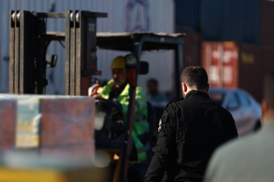 (محاولة تهريب معقّدة لإحدى دول الجوار).. الأمن السوري يضبط شحنة ضخمة من مادة الكوكايين السائلة المخدِّرة - صور