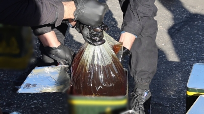 (محاولة تهريب معقّدة لإحدى دول الجوار).. الأمن السوري يضبط شحنة ضخمة من مادة الكوكايين السائلة المخدِّرة - صور