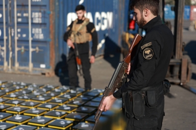 (محاولة تهريب معقّدة لإحدى دول الجوار).. الأمن السوري يضبط شحنة ضخمة من مادة الكوكايين السائلة المخدِّرة - صور