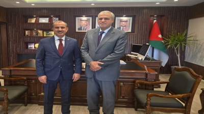 رئيس مجلس مفوضي هيئة تنظيم الطيران المدني، الكابتن ضيف الله الفرجات، والسفير التركي لدى المملكة، يعقوب جايماز أوغلو