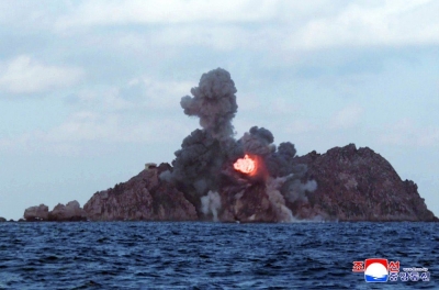 زعيم كوريا الشمالية وابنته يشرفان على تجربة صاروخية  - صور