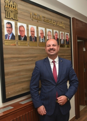 رئيس جامعة البترا يكرّم الإعلامي زيد خليفات تقديرًا لتميّزه المهني