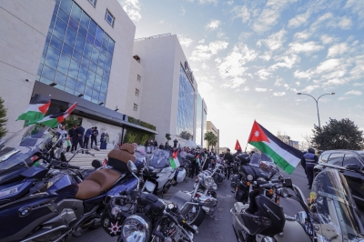 مسيرة ضخمة انطلقت من الشركة وجابت شوارع عمّان.. زين تحتفي بالعيد الرابع والستين لميلاد جلالة الملك