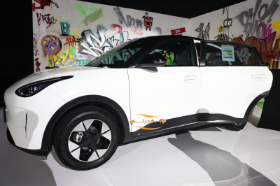 جيلي  EX2مصمّمة لعصر جديد من التنقّل الحضري – فيديو وصور