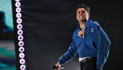 حادث مروع على المسرح.. فنان يسقط من ارتفاع 20 متراً أمام الجمهور