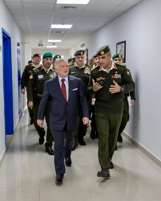 الملك يفتتح مجمع طب وجراحة الفم والأسنان العسكري