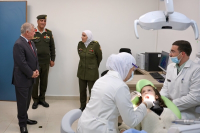 الملك يفتتح مجمع طب وجراحة الفم والأسنان العسكري