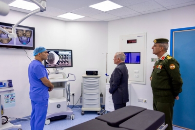 الملك يفتتح مجمع طب وجراحة الفم والأسنان العسكري