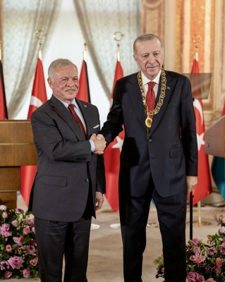 الملك يمنح الرئيس التركي قلادة الحسين بن علي