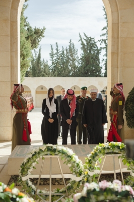 ولي العهد يزور ضريح الملك الحسين