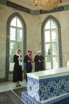 ولي العهد يزور ضريح الملك الحسين