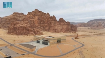 قصة أكبر مبنى مغطى بالمرايا في العالم ..26 مترا فوق الرمال