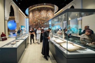 يعود للقرن الثالث الهجري.. عرض نسخة نادرة من (المصحف الأزرق) في متحف القرآن بمكة