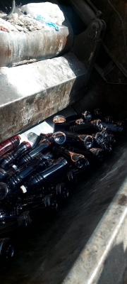 الغذاء والدواء: إتلاف 750 لترًا من العصائر الرمضانية ضُبطت داخل مركبة - صور