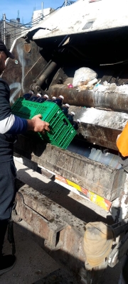 الغذاء والدواء: إتلاف 750 لترًا من العصائر الرمضانية ضُبطت داخل مركبة - صور