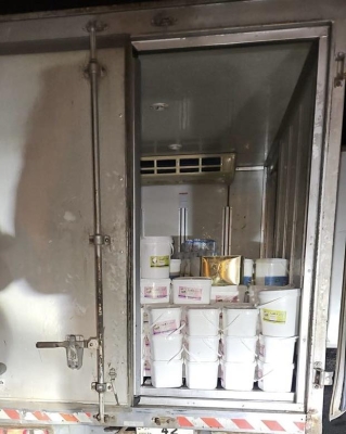 ضبط  1390 كغم من الألبان والأجبان مجهولة المصدر في عمان