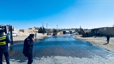 الأردن..  تدهور صهريج محمّل بمادة (T1)  على طريق النقب  - صور