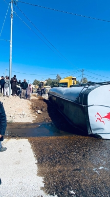 الأردن..  تدهور صهريج محمّل بمادة (T1)  على طريق النقب  - صور