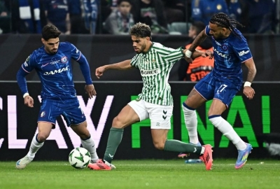 الزلزولي (وسط) أحد العناصر الهامة في فريق ريال بيتيس