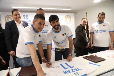 هايبرماكس الأردن توقع شراكة مع نجم المنتخب الوطني يزن النعيمات لدعم 